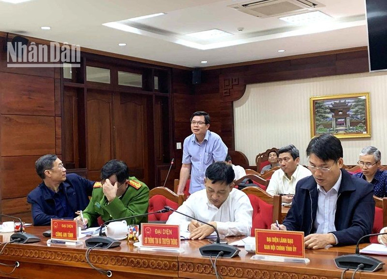 Phóng viên Báo Nhân Dân nêu câu hỏi tại cuộc họp.