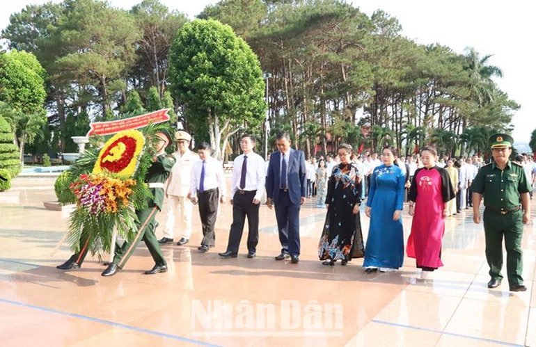 Các đồng chí lãnh đạo tỉnh Đắk Lắk dâng hoa tưởng nhớ các anh hùng liệt sĩ tại Nghĩa trang liệt sĩ tỉnh Đắk Lắk.