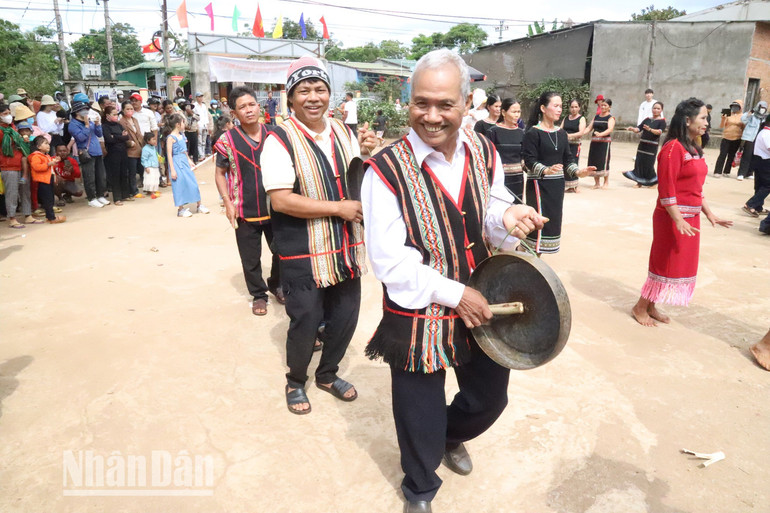 Đồng bào Xơ Đăng diễn tấu cồng chiêng vui trong Lễ hội mừng lúa mới.