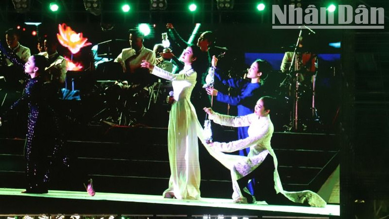 Xen kẻ những bản nhạc dân ca mượt mà, trữ tình của vùng đất Nam Bộ làm cho chương trình càng trở nên đặc sắc.