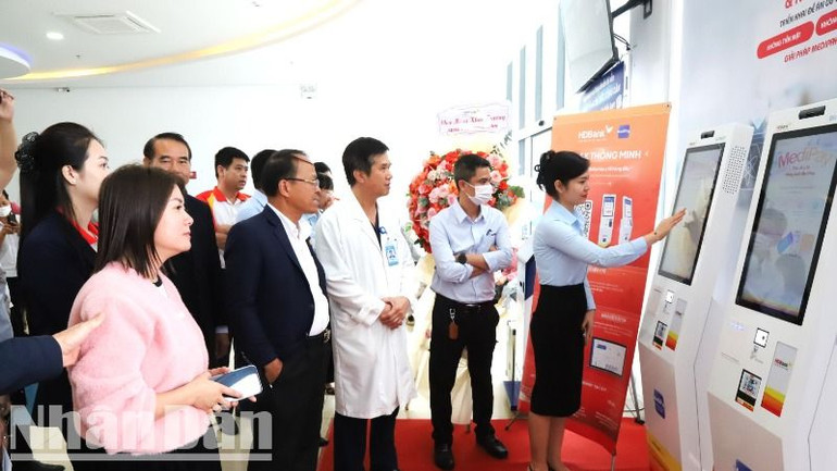 Các đại biểu đã tham quan thực tế hệ thống Kiosk y tế thông minh đang triển khai tại Bệnh viện Đại học Y Dược Buôn Ma Thuột.