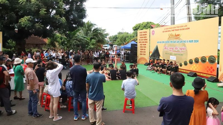 Đông đảo nhân dân và du khách đến vui chơi, tìm hiểu văn hóa truyền thống của đồng bào các dân tộc Tây Nguyên diễn ra trong Liên hoan văn hóa cồng chiêng tỉnh Đắk Lắk lần thứ 3 năm 2024.