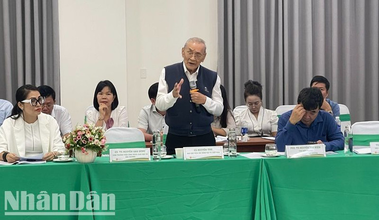 Giáo sư Nguyễn Thơ, Phó Chủ tịch Hội nghiên cứu bệnh hại thực vật Việt Nam tham luận với chủ đề: Vai trò của vi sinh vật trong bảo vệ độ phì của đất và quản lý dịch hại cây trồng.