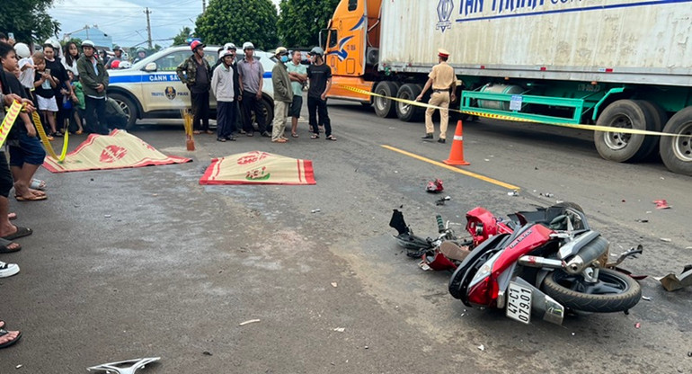 Chiếc xe máy bị hư hỏng nặng. Chiếc xe máy bị hư hỏng nặng.