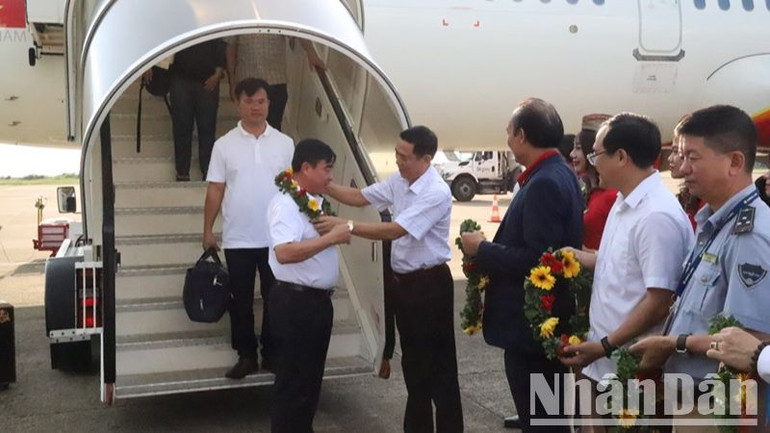 Lãnh đạo tỉnh Đắk Lắk, lãnh đạo hãng hàng không Vietjet và Cảng hàng không Buôn Ma Thuột chào đón những vị khách trong gần 1 triệu lượt khách sau 10 năm mở đường bay thành phố Buôn Ma Thuột - Vinh.