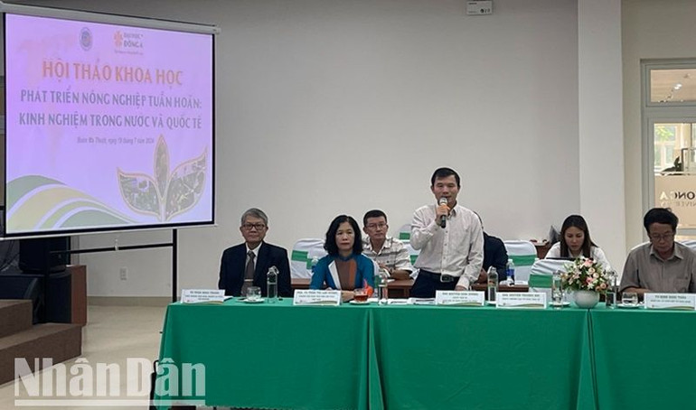 Ông Nguyễn Khắc Hiển, Chi cục Trưởng Chi cục Trồng trọt và Bảo vệ thực vật tỉnh Đắk Lắk tham luận tại Hội thảo.