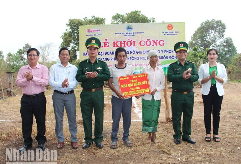 Bộ Chỉ huy Bộ đội Biên phòng tỉnh Đắk Lắk phối hợp Báo Đại đoàn kết, cấp ủy, chính quyền địa phương và Đồn Biên phòng Sêrêpốk tổ chức Lễ khởi công và trao kinh phí xây dựng “Nhà Đại đoàn kết” cho gia đình ông Y Phốk Hra.