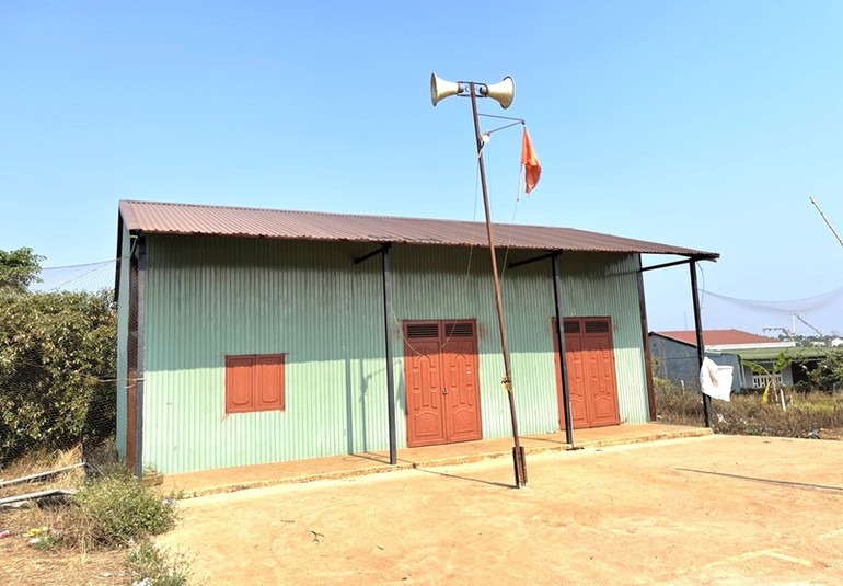 Hội trường thôn Kty 5, xã Chứ Kbô, huyện Krông Búk được người dân tự ý xây dựng trên đất rừng và hành lang giao thông Quốc lộ 14 từ năm 2015 đến nay.