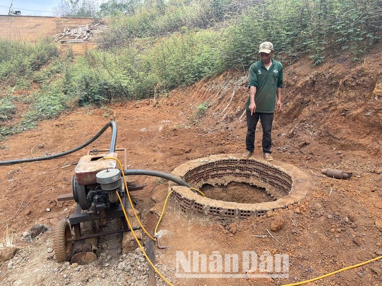 Ở nhiều địa phương người dân còn đào giếng dưới lòng hồ để kiếm nước cứu cây trồng. Ở nhiều địa phương người dân còn đào giếng dưới lòng hồ để kiếm nước cứu cây trồng.