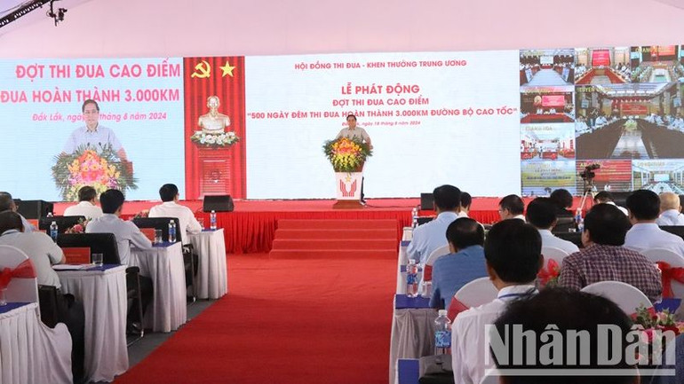 Thủ tướng Phạm Minh Chính phát động “Chiến dịch 500 ngày đêm hoàn thành 3.000km đường bộ cao tốc” tại điểm cầu tỉnh Đắk Lắk vào ngày 18/8.