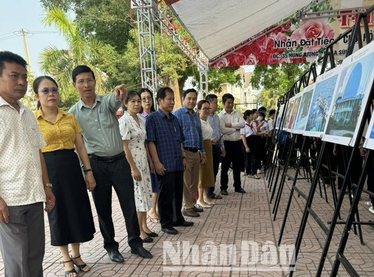 Đông đảo cán bộ và nhân dân huyện biên giới Ea Súp tham quan triển lãm.