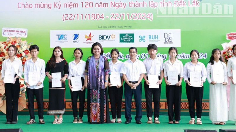 Ban tổ chức cuộc thi tặng học bổng cho các học sinh có hoàn cảnh khó khăn.