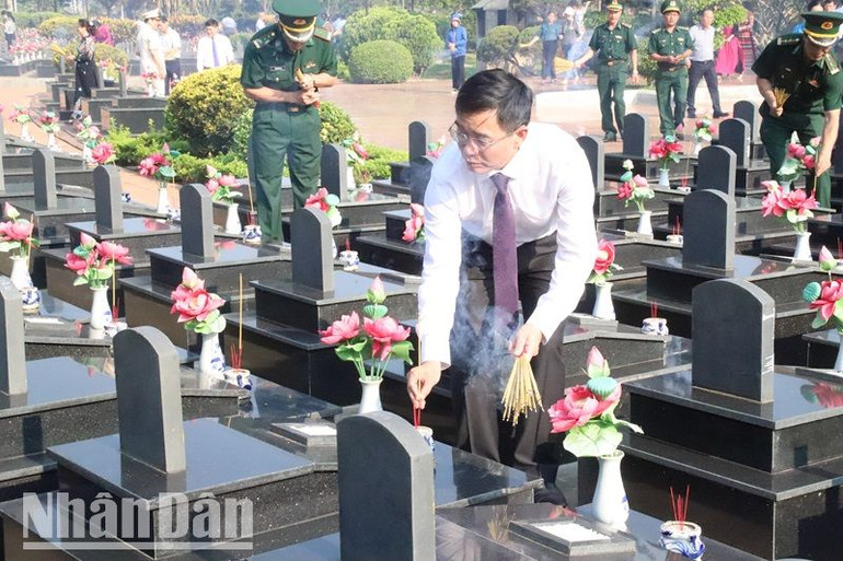 Các đại biểu thắp hương trên các phần mộ liệt sĩ.