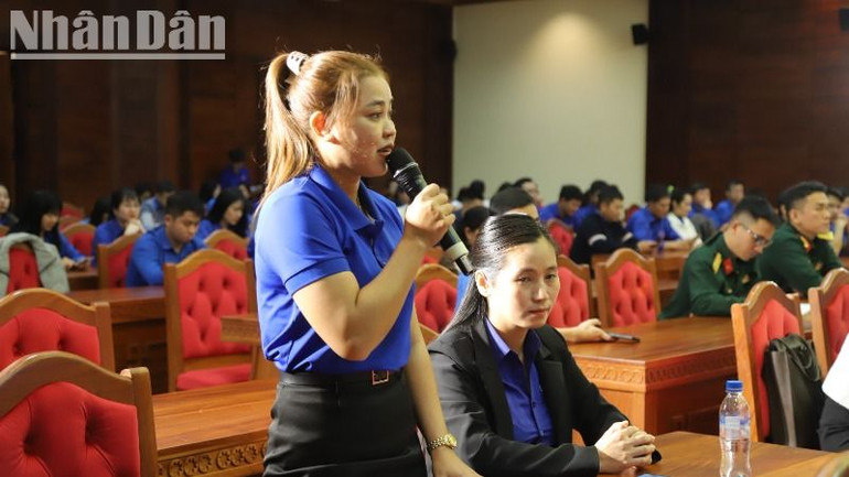 Các thanh niên đặt câu hỏi với lãnh đạo Ủy ban nhân dân tỉnh tại buổi đối thoại.