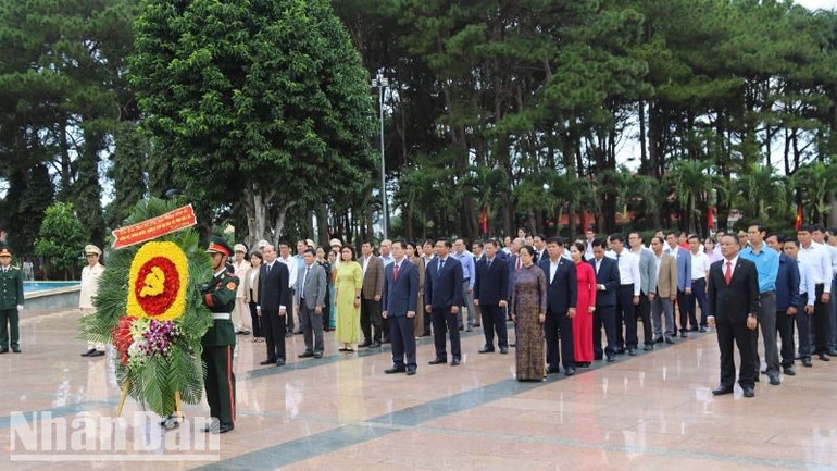 Các đại biểu dâng hoa tưởng nhớ anh linh các anh hùng liệt sĩ tại Nghĩa trang Liệt sĩ tỉnh Đắk Lắk. Các đại biểu dâng hoa tưởng nhớ anh linh các anh hùng liệt sĩ tại Nghĩa trang Liệt sĩ tỉnh Đắk Lắk.