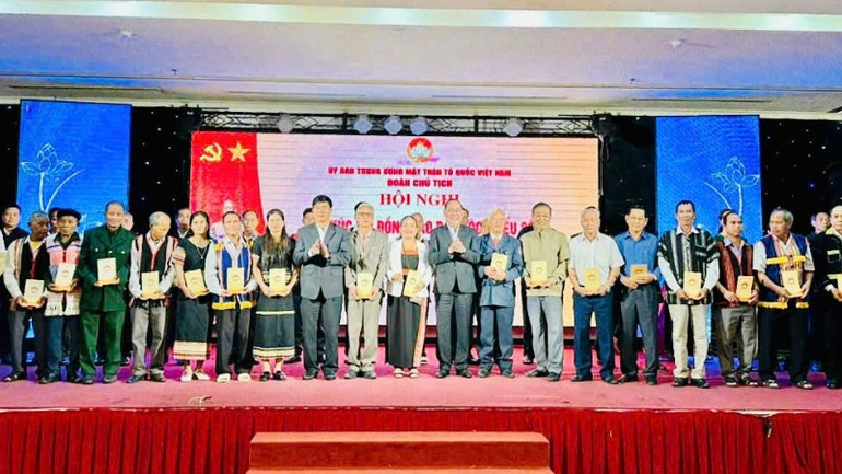 Phó Chủ tịch Ủy ban Trung ương Mặt trận Tổ quốc Việt Nam Hoàng Công Thủy tặng quà cho các đại biểu dự Hội nghị.