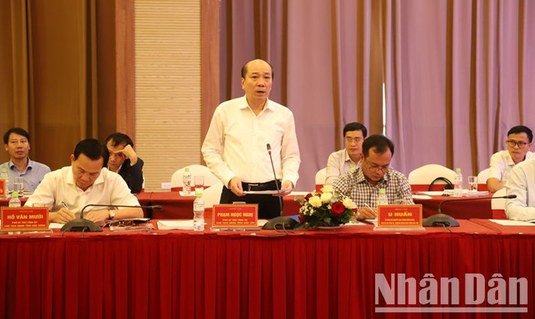 Chủ tịch Ủy ban nhân dân tỉnh Đắk Lắk Phạm Ngọc Nghị báo cáo tình hình thực hiện Nghị quyết Đại hội XVII của Đảng bộ tỉnh và các kiến nghị, đề xuất với Đoàn công tác.