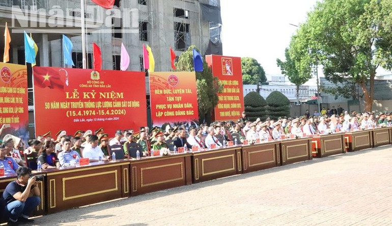 Tại lễ kỷ niệm, các đại biểu được xem lực lực lượng cảnh sát cơ động biễu diễn võ thuật, khí công, tác chiến xử lý tình huống tấn công khủng bố và đánh bắt tội phạm.