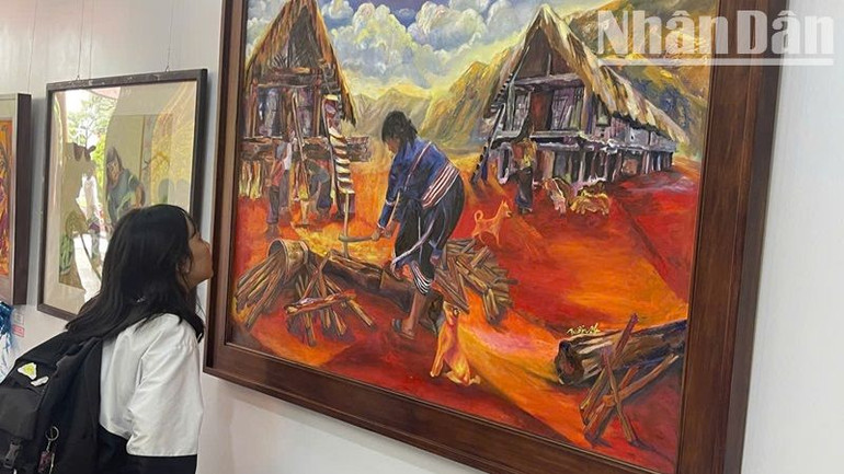 Một học sinh trung học phổ thông trên địa bàn thành phố Buôn Ma Thuột tham quan triển lãm. Một học sinh trung học phổ thông trên địa bàn thành phố Buôn Ma Thuột tham quan triển lãm.