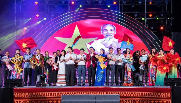 Chương trình tôn vinh các Nghệ sĩ nhân dân, Nghệ sĩ ưu tú của tỉnh Đắk Lắk đã có nhiều cống hiến cho sự nghiệp phát triển văn hóa, xã hội của tỉnh, góp phần gìn giữ, phát huy những giá trị văn hóa đặc sắc của đồng bào các dân tộc Tây Nguyên. Chương trình tôn vinh các Nghệ sĩ nhân dân, Nghệ sĩ ưu tú của tỉnh Đắk Lắk đã có nhiều cống hiến cho sự nghiệp phát triển văn hóa, xã hội của tỉnh, góp phần gìn giữ, phát huy những giá trị văn hóa đặc sắc của đồng bào các dân tộc Tây Nguyên.