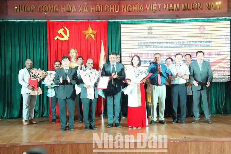 Lãnh đạo tỉnh Đắk Lắk và ông Madan Mohan Sethi, Tổng Lãnh sự Ấn Độ tại Thành phố Hồ Chí Minh trao biên bản ghi nhớ hợp tác cho các doanh nghiệp. Lãnh đạo tỉnh Đắk Lắk và ông Madan Mohan Sethi, Tổng Lãnh sự Ấn Độ tại Thành phố Hồ Chí Minh trao biên bản ghi nhớ hợp tác cho các doanh nghiệp.