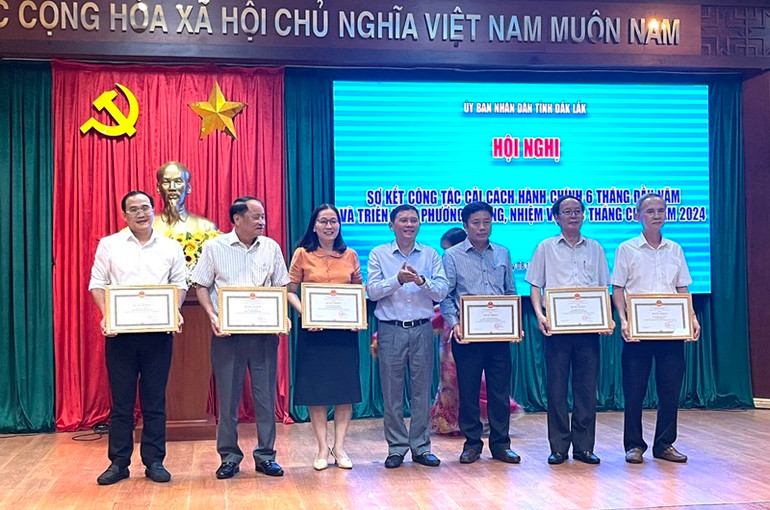 Các tập thể có thành tích xuất sắc trong thực hiện nhiệm vụ cải cách hành chính năm 2023 được nhận Bằng khen của Chủ tịch Ủy ban nhân dân tỉnh Đắk Lắk.