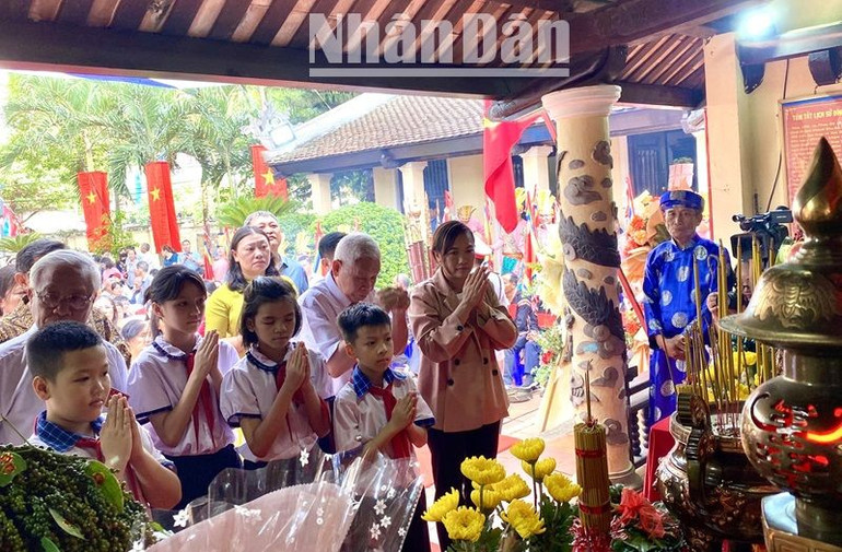 Các cháu học sinh và nhân dân tỉnh Đắk Lắk dâng hương tưởng nhớ các Vua Hùng. Các cháu học sinh và nhân dân tỉnh Đắk Lắk dâng hương tưởng nhớ các Vua Hùng.