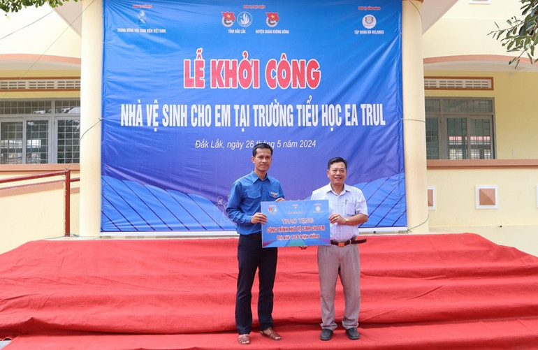 Tỉnh đoàn Đắk Lắk trao tặng Nhà vệ sinh cho em tại Trường tiểu học Ea Trul, xã Ea Trul, huyện Krông Bông.