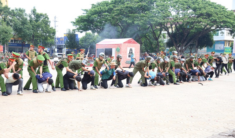 Diễn tập các tình huống lực lượng tham gia bảo vệ an ninh, trật tự ở cơ sở tham gia cùng lực lượng Công an bắt xử lý các đối tượng gây rối an ninh trật tự ở cơ sở.