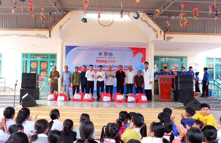 Các đơn vị tặng quà cho các gia đình chính sách ở khu vực biên giới huyện Buôn Đôn.