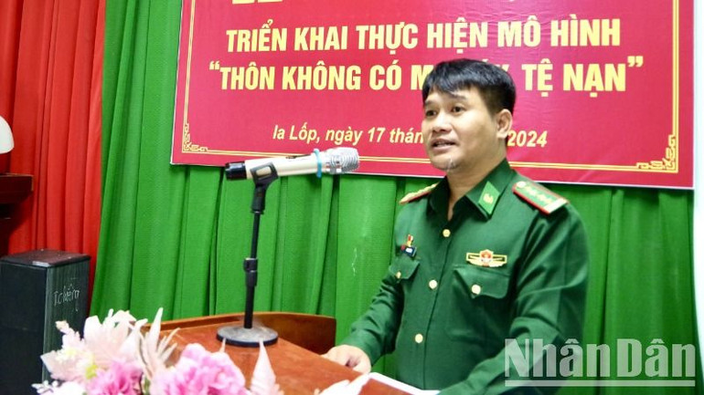 Đại tá Rơ Lan Ngân, Phó Chính ủy Bộ đội Biên phòng tỉnh Đắk Lắk phát biểu tại buổi lễ.