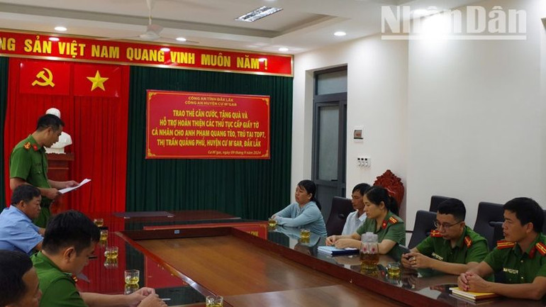 Quang cảnh buổi trao căn cước, tặng quà và hỗ trợ hoàn thiện các thủ tục cấp giấy tờ cá nhân cho anh Phạm Quang Tèo.