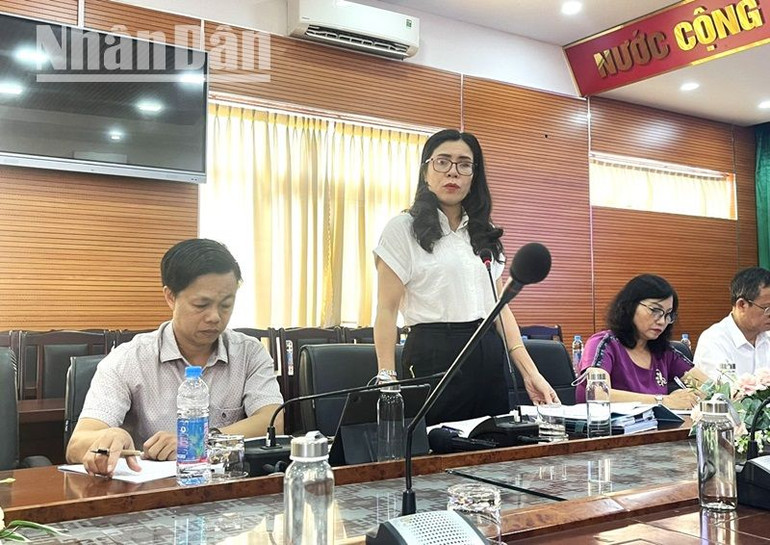 Các thành viên Ban tổ chức Hội khỏe Phù Đổng toàn quốc lần thứ X, khu vực IV năm 2024 tại tỉnh Đắk Lắk trao đổi các nội dung được các nhà báo, phóng viên quan tâm.