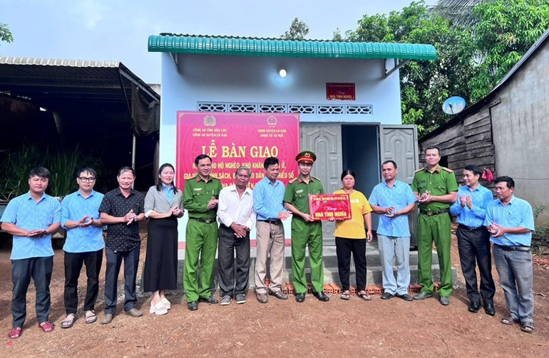 Công an huyện Ea Kar phối hợp Ủy ban nhân dân huyện Ea Kar bàn giao nhà cho hộ nghèo đưa vào sử dụng ổn định cuộc sống.