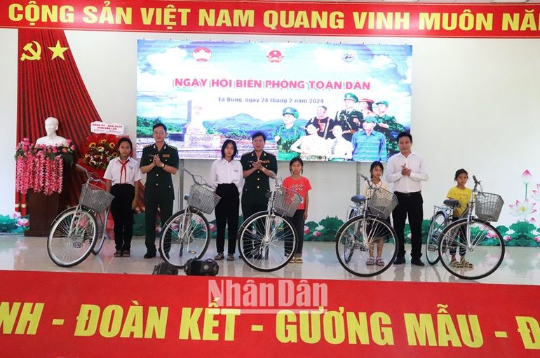 Trao tặng xe đạp cho học sinh có hoàn cảnh khó khăn trên khu vực biên giới.