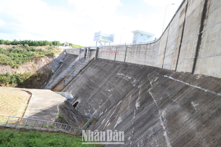 Đập dâng hồ chứa nước Ea H’leo 1 được xây dựng bằng bê tông trọng lực có chiều cao đập cao nhất cả nước là 59m.