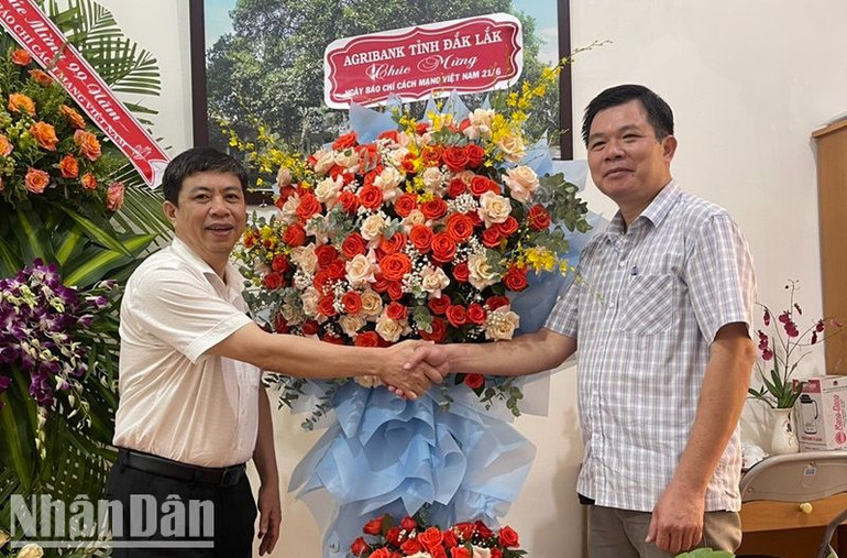 Lãnh đạo Agribank Đắk Lắk tặng lẵng hoa tươi thắm chúc mừng Văn phòng đại diện Báo Nhân Dân tại Đắk Lắk nhân dịp kỷ niệm 99 năm Ngày Báo chí cách mạng Việt Nam. Lãnh đạo Agribank Đắk Lắk tặng lẵng hoa tươi thắm chúc mừng Văn phòng đại diện Báo Nhân Dân tại Đắk Lắk nhân dịp kỷ niệm 99 năm Ngày Báo chí cách mạng Việt Nam.
