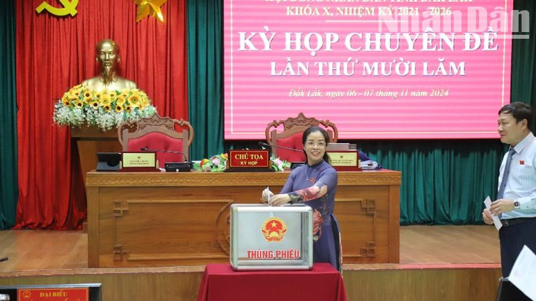 Các đại biểu bầu bổ sung bầu bổ sung Ủy viên Ủy ban nhân dân tỉnh Đắk Lắk khóa X, nhiệm kỳ 2021-2026 đối với đồng chí Lê Thị Thanh Xuân, Giám đốc Sở Giáo dục và Đào tạo.