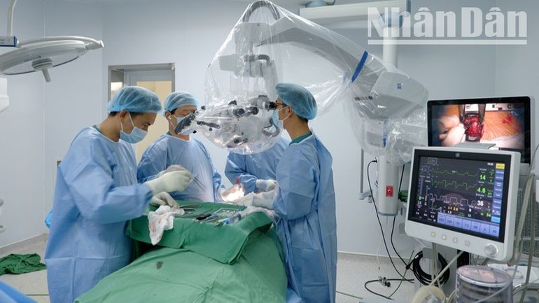 Các bác sĩ thực hiện phẫu thuật thị phạm trên kính vi phẫu. Các bác sĩ thực hiện phẫu thuật thị phạm trên kính vi phẫu.