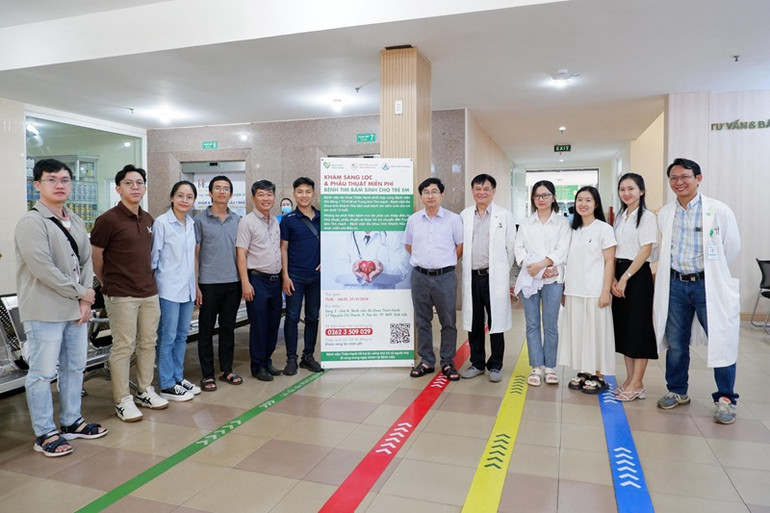 Công tác khám sàng lọc được tiến hành bởi các chuyên gia tim mạch và bác sĩ nhi khoa hàng đầu, cùng hệ thống máy móc thiết bị hiện đại trang bị từ Bệnh viện Nhi đồng I thành phố Hồ Chí Minh và Trung tâm tim mạch – Bệnh viện đa khoa tỉnh Khánh Hoà.