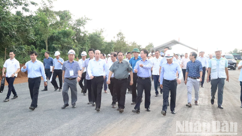 Thủ tướng thị sát Dự án cao tốc Khánh Hòa- Buôn Ma Thuột đoạn qua xã Vụ Bổn, huyện Krông Pắc, tỉnh Đắk Lắk thuộc Dự án thành phần 3. Thủ tướng thị sát Dự án cao tốc Khánh Hòa- Buôn Ma Thuột đoạn qua xã Vụ Bổn, huyện Krông Pắc, tỉnh Đắk Lắk thuộc Dự án thành phần 3.