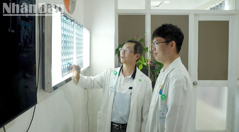 Bác sĩ xem lại hồ sơ bệnh án trước khi phẫu thuật. Bác sĩ xem lại hồ sơ bệnh án trước khi phẫu thuật.