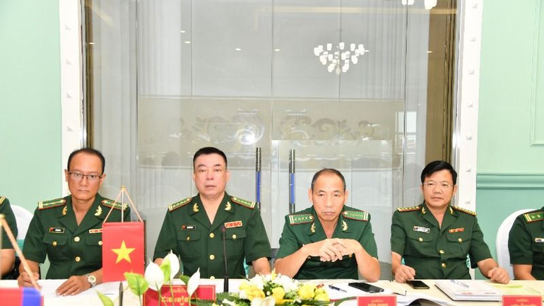 Đại tá Đào Viết Hùng (thứ hai bên trái qua), Chỉ huy trưởng Bộ đội Biên phòng tỉnh Đắk Lắk, Trưởng đoàn đại biểu Bộ Chỉ huy Bộ đội Biên phòng tỉnh Đắk Lắk dự buổi hội đàm. Đại tá Đào Viết Hùng (thứ hai bên trái qua), Chỉ huy trưởng Bộ đội Biên phòng tỉnh Đắk Lắk, Trưởng đoàn đại biểu Bộ Chỉ huy Bộ đội Biên phòng tỉnh Đắk Lắk dự buổi hội đàm.