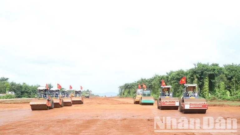 Các doanh nghiệp thi công cao tốc Khánh Hòa-Buôn Ma Thuột hưởng ứng đợt thi đua đặc biệt lập thành tích chào mừng kỷ niệm 50 năm Chiến thắng Buôn Ma Thuột, giải phóng tỉnh Đắk Lắk (10/3/1975-10/3/2025), đẩy nhanh tiến độ thi công.