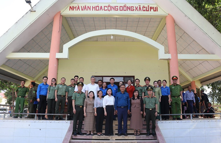 Đoàn công tác 2 tỉnh Đắk Lắk và Hà Nam chụp hình lưu niệm tại Nhà văn hóa cộng đồng xã Cư Pui.