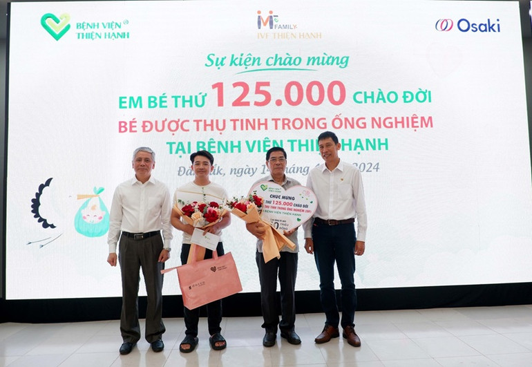 Lãnh đạo Bệnh viện đa khoa Thiện Hạnh và Bệnh viện Từ Dũ Thành phố Hồ Chí Minh tặng quà chúc mừng gia đình của em bé. Lãnh đạo Bệnh viện đa khoa Thiện Hạnh và Bệnh viện Từ Dũ Thành phố Hồ Chí Minh tặng quà chúc mừng gia đình của em bé.