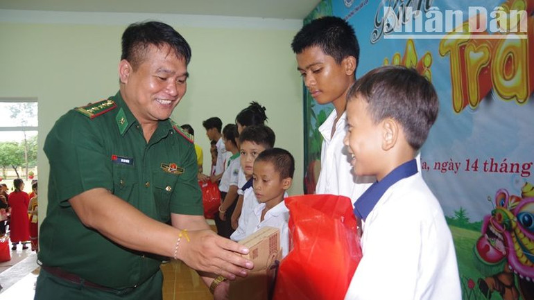 Đại tá Rơ Lan Ngân, Phó Chính ủy Bộ đội Biên phòng tỉnh Đắk Lắk tặng quà Trung thu cho các cháu học sinh trên địa bàn xã biên giới Krông Na.