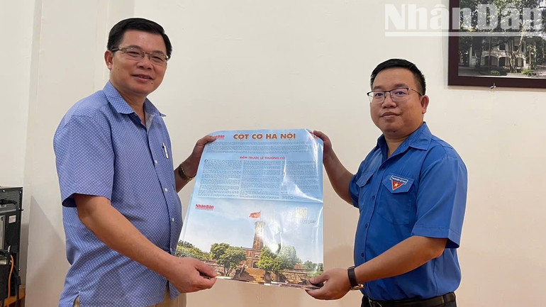 Trước đó, nhân dịp Đại hội đại biểu Hội Liên hiệp Thanh niên tỉnh Đắk Lắk lần thứ IX, nhiệm kỳ 2024-2029, Văn phòng đại diện Báo Nhân Dân tại tỉnh Đắk Lắk đã trao tặng 500 tờ phụ san đặc biệt của Báo Nhân Dân với chủ đề Cột cờ Hà Nội, nhân kỷ niệm 70 năm Ngày Giải phóng Thủ đô cho các đại biểu là hội viên, thanh niên dự đại hội.