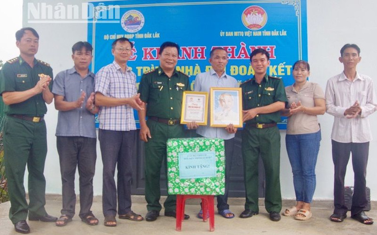 Đại diện Bộ Chỉ huy Bộ đội Biên phòng tỉnh Đắk Lắk và các đơn vị trao cờ Tổ quốc, ảnh Bác Hồ, biểu trưng và quà tặng gia đình ông Hồ Văn Đáp.