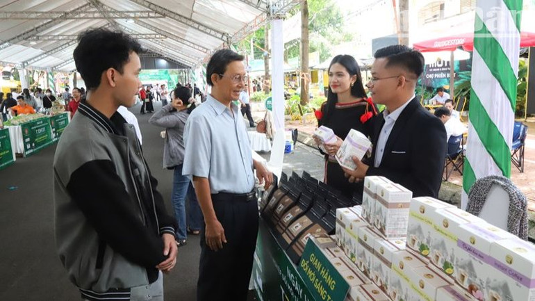 Người dân tìm hiểu các sản phẩm khởi nghiệp tiêu biểu tại Ngày hội khởi nghiệp đổi mới sáng tạo năm 2024. Người dân tìm hiểu các sản phẩm khởi nghiệp tiêu biểu tại Ngày hội khởi nghiệp đổi mới sáng tạo năm 2024.